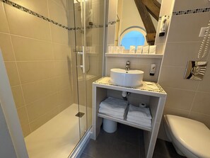 Comfort driepersoonskamer | Badkamer |  milieuvriendelijk toiletgerief, een haardroger, handdoeken, zeep