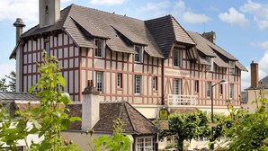 A traditional half-timbered building with a sign indicating it is a hotel and restaurant. - Domaine des Chateaux (Chaumont-sur-Loire)
