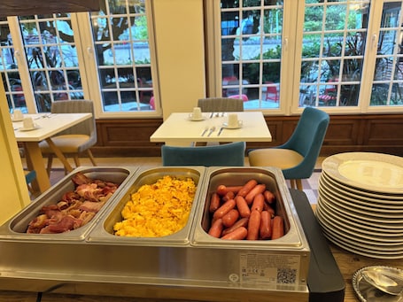 Desayuno buffet diario (EUR 20 por persona)