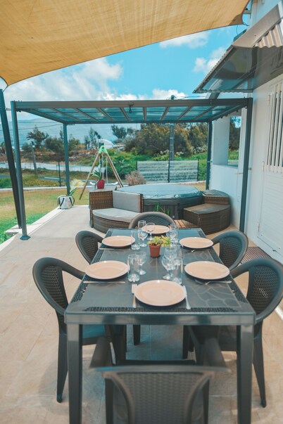L'ESCAPADE DES HAUTS, spacious villa overlooking the Piton des Neiges.