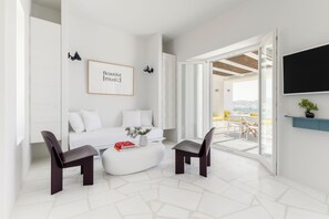 TWWO Suite | 1 bedroom, hypo-allergenic bedding, in-room safe, laptop workspace