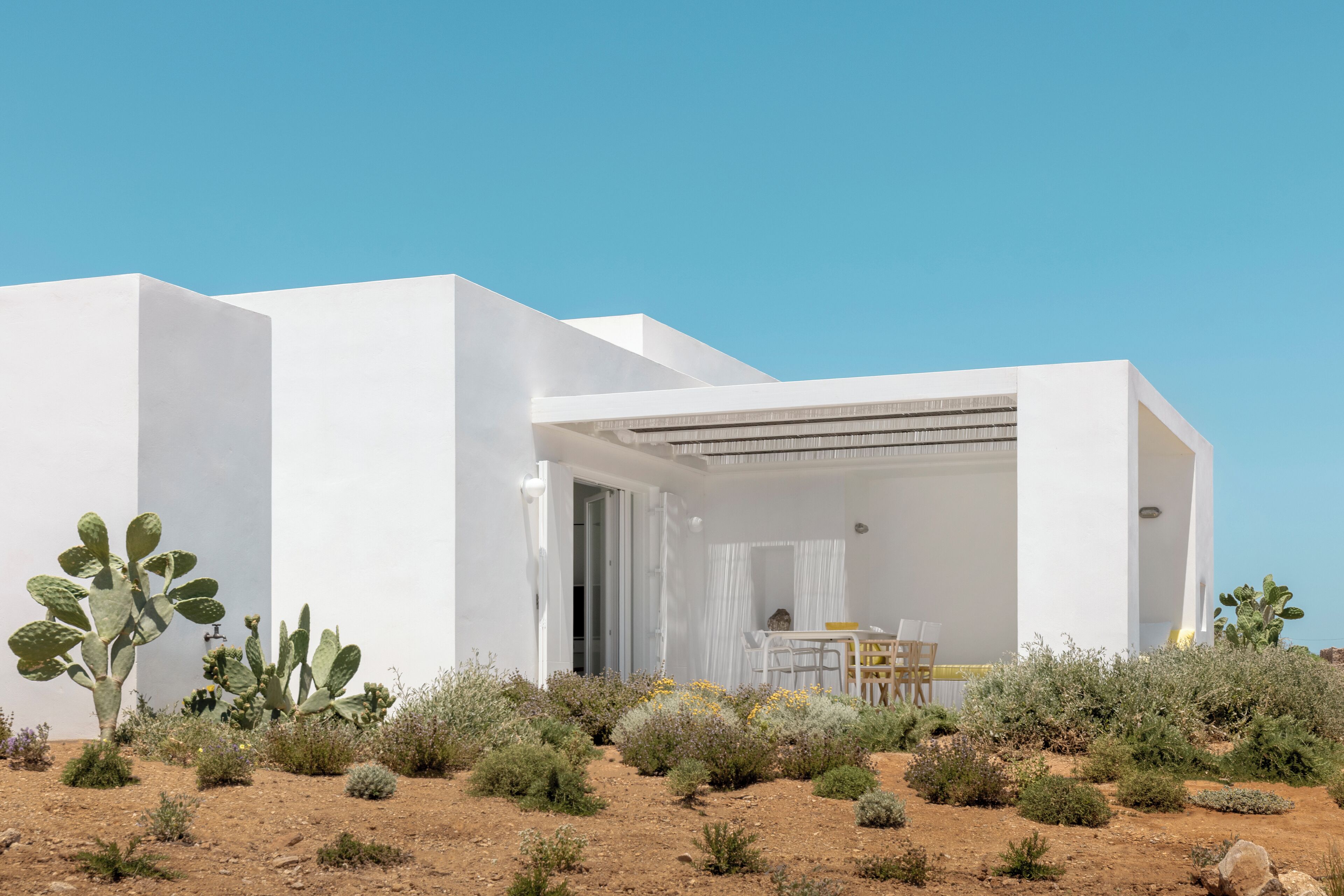 White Suite with Sea View | Teras/patio