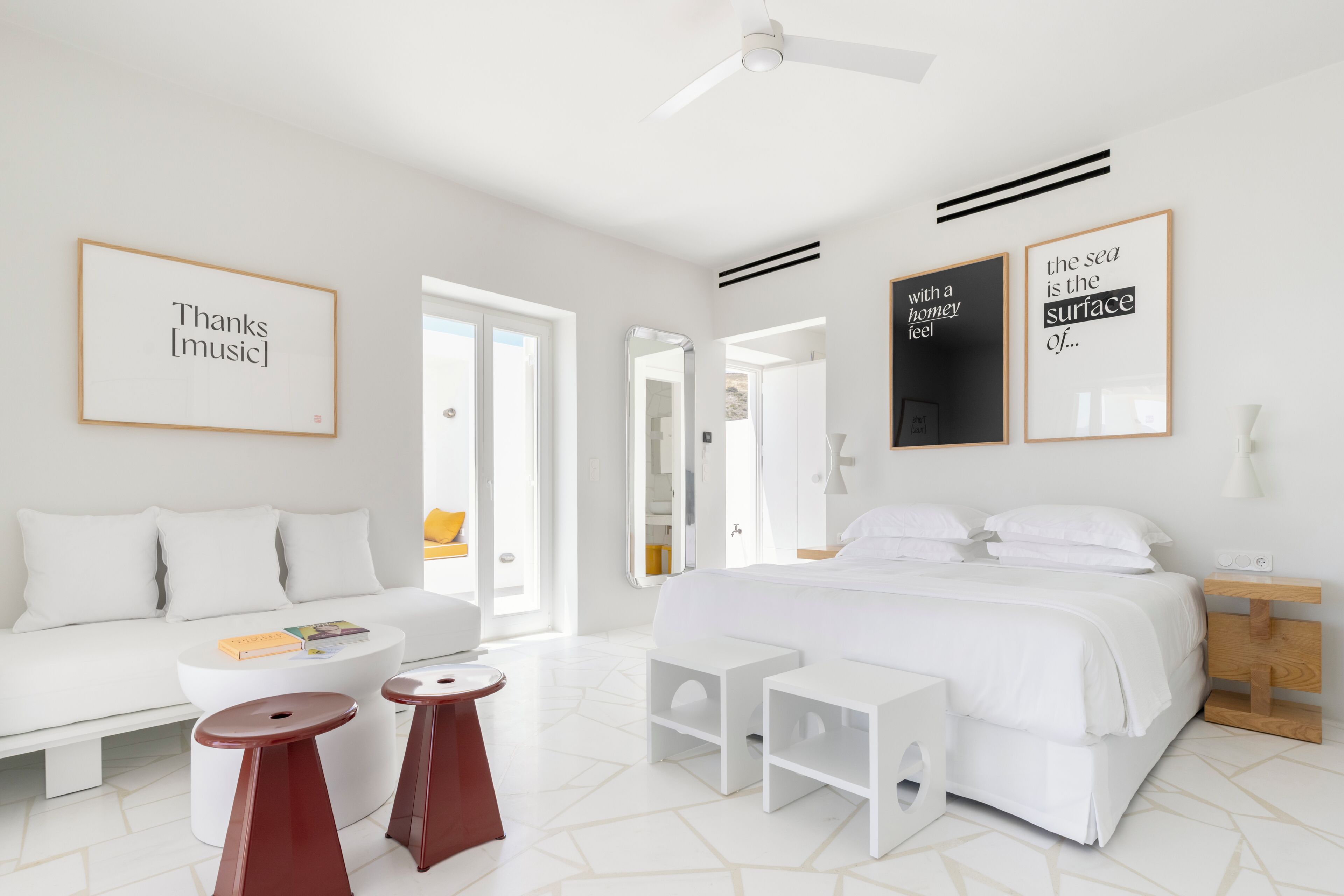 White Suite | 1 sovrum, allergitestade sängkläder och värdeförvaringsskåp på rummet