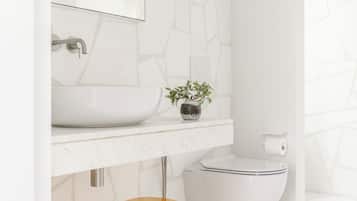 White Suite | Badrum | Dusch, gratis toalettartiklar, hårtork och tofflor