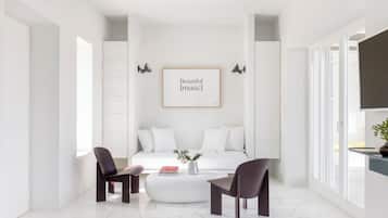 TWWO Suite | 1 sovrum, allergitestade sängkläder och värdeförvaringsskåp på rummet