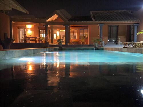 Pleasant waterfront house, swimming pool