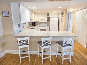 Mikrowelle, Wasserkocher mit Kaffee-/Teezubehör