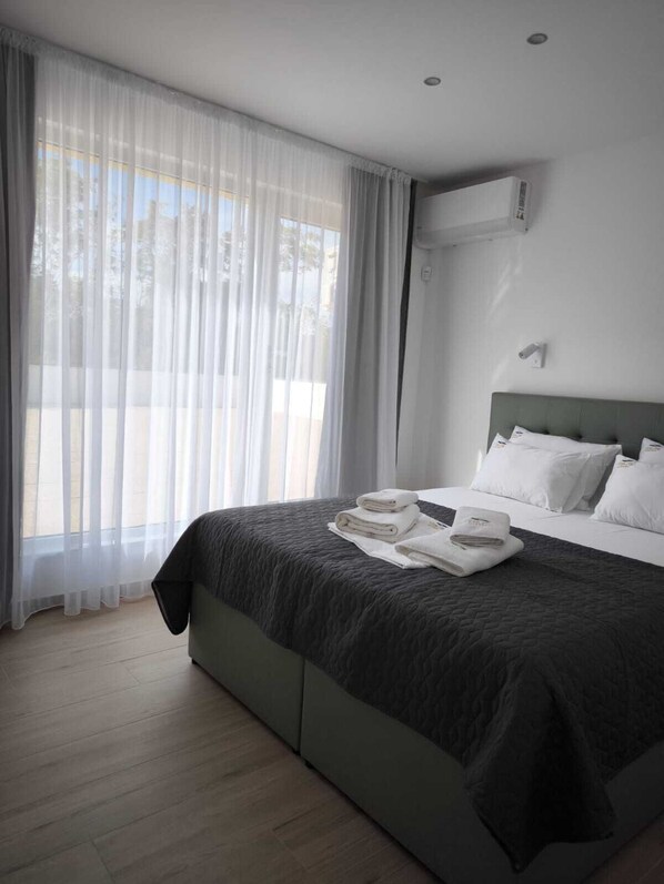 12 bedrooms, iron/ironing board, WiFi, bed sheets - Luxury 12-Bed Villa w/ AC Heated Pool & EV Charger – Near Mostar & Kravice Falls (Ljubuški)