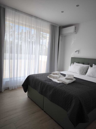 Luxury 12-Bed Villa w/ AC Heated Pool & EV Charger – Near Mostar & Kravice Falls