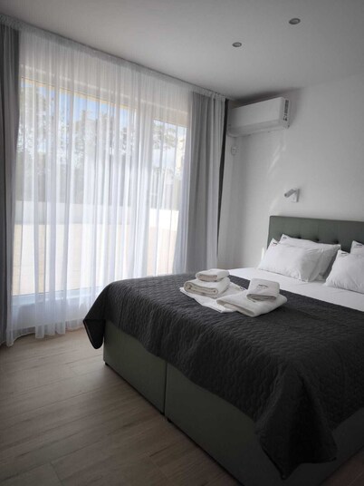 Luxury 12-Bed Villa w/ AC Heated Pool & EV Charger – Near Mostar & Kravice Falls