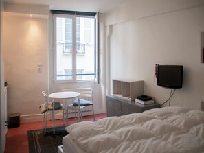 WiFi, bed sheets