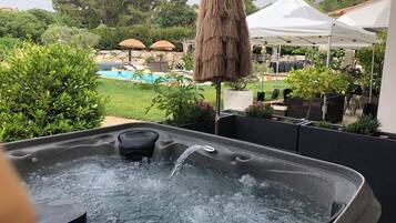 Bain à remous extérieur