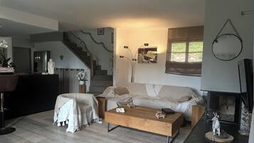 TV connectée, cheminée, baby-foot, chaßne hi-fi