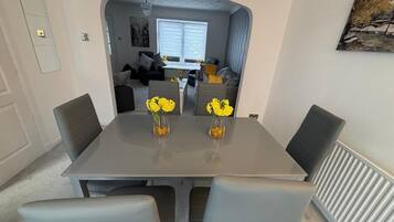 House, 3 Bedrooms, Smoking, Patio | Dining room