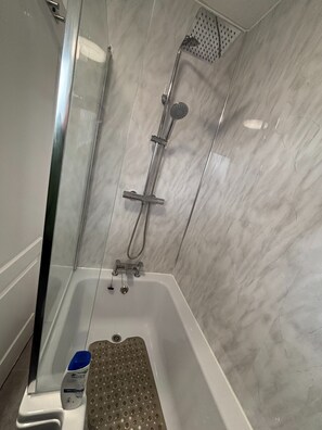 House, 3 Bedrooms, Smoking, Patio | Bathroom - 130m2 New House 2024 - 3 Bedrooms - Free Fast Wifi - Free off Street Parking (Ayr)