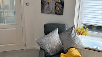 House, 3 Bedrooms, Smoking, Patio | Living room