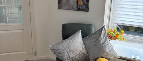 House, 3 Bedrooms, Smoking, Patio | Living room