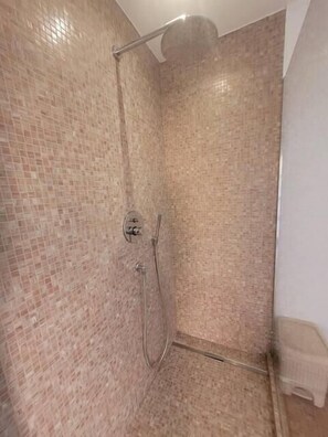 Een douche, een haardroger, een bidet, handdoeken