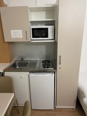 Twin Room | Private kitchen - BE MYHOTEL (Évreux)