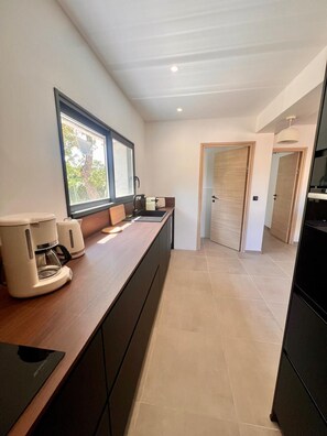 Fridge, microwave, oven, stovetop - Maison Di Fiori, new rental with swimming pool, near the port (Porto-Vecchio)