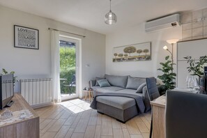 Appartement Standard, plusieurs chambres (Neda Apartment In Krasno Among) | Coin séjour | Télévision à écran plat de 21 pouces avec chaînes par câble