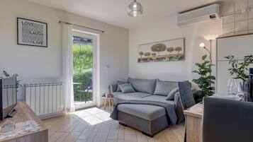 Apartemen Standar, 2 kamar tidur (Neda Apartment In Krasno Among) | Ruang keluarga | Televisi layar datar 21-inci dengan saluran TV kabel