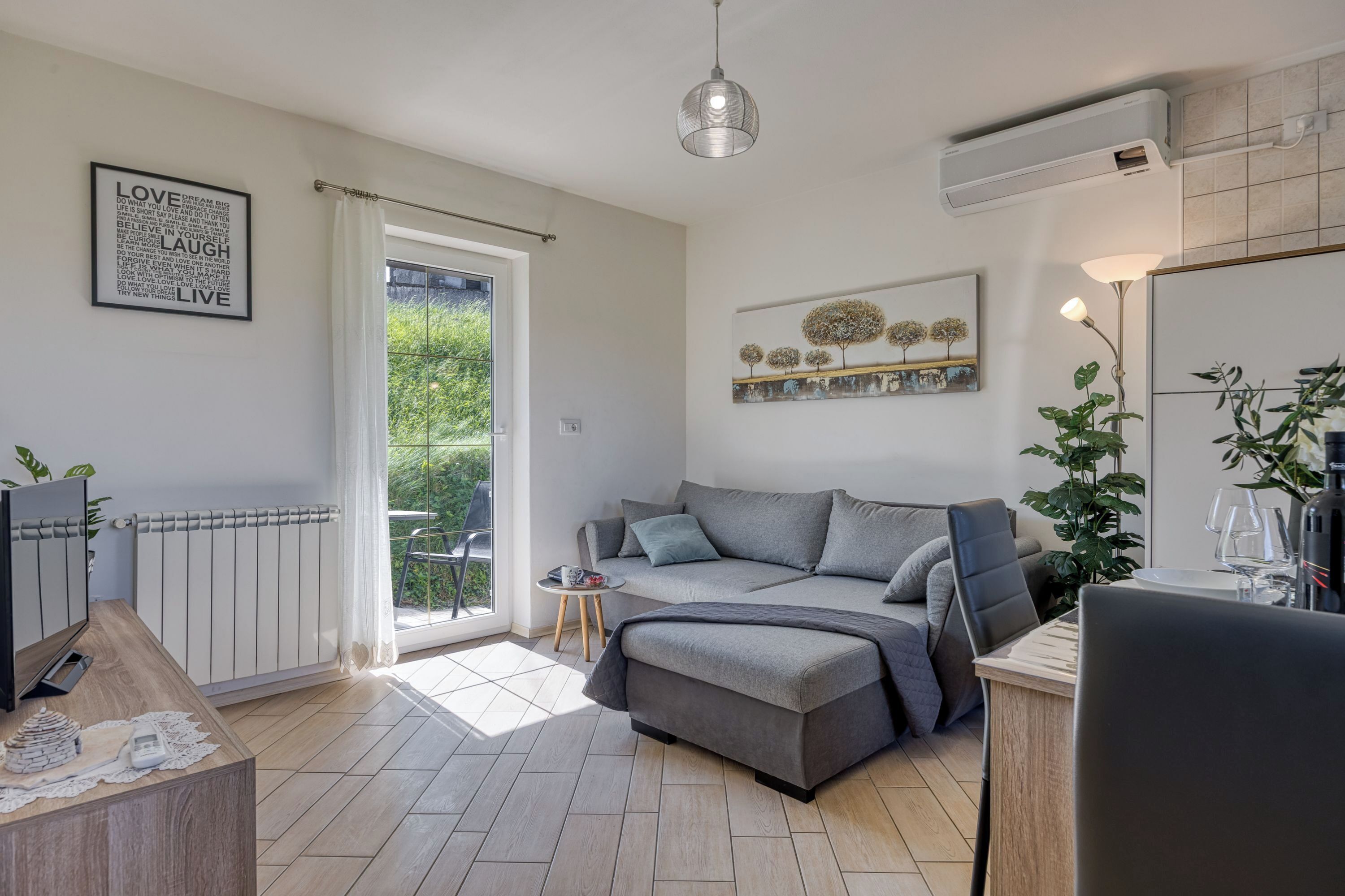 شقة عادية - عدة غرف نوم (Neda Apartment In Krasno Among) | منطقة المعيشة | تلفزيون بشاشة مسطحة بحجم 21-بوصة يعرض قنوات تلفزيونية باشتراك مدفوع