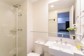 開放式客房 | 浴室 | 淋浴設備、提供毛巾、番梘、洗頭水