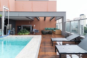 Outdoor pool, pool umbrellas, sun loungers - Estilo Chácara Santo Antônio (Sao Paulo)