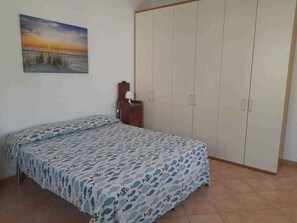 1 bedroom, bed sheets