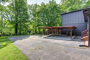 House (4 Bedrooms) | Interior - Spacious Deck: Contemporary Home in Nashville! (Nashville)