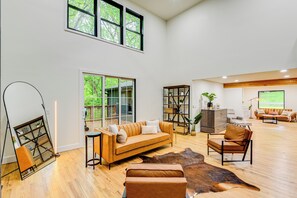 House (4 Bedrooms) | Interior - Spacious Deck: Contemporary Home in Nashville! (Nashville)