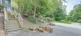 1/2 Mi to Jiminy Peak: Condo w/ Pool & Hot Tub
