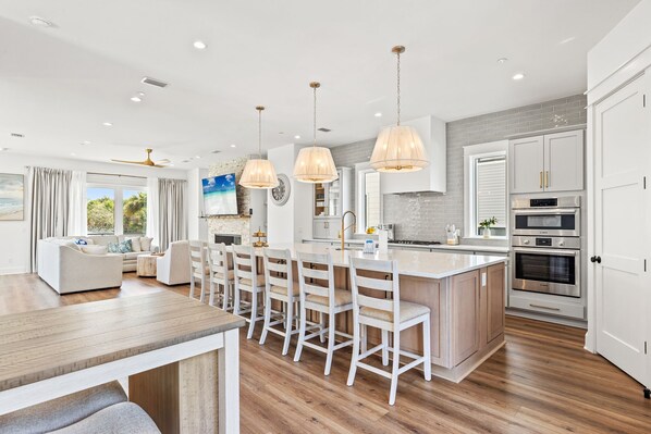 Réfrigérateur, four à micro-ondes, un four, surface de cuisson