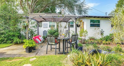 Walk to Parks & Golf: Artsy Bungalow in Lakeland!