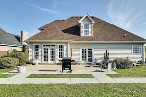 A single-story house with a brown roof, white siding, and a front porch. - Island Vibes: Home w/ Fire Pit in Murfreesboro! (Murfreesboro)