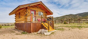 Sunset & Mtn Views: Rustic Colorado Retreat!