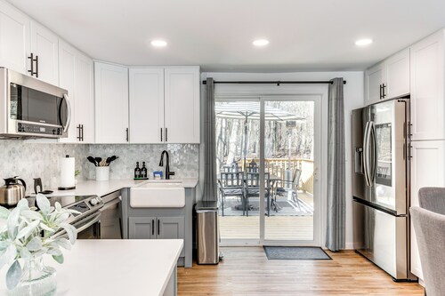 Poconos Hot Tub Haven! 14 Mi to Camelback Resort