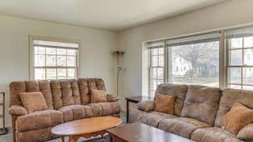 House (3 Bedrooms) | Front of property