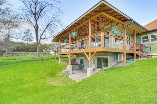 Mtn-view Eureka Apartment: Walk to Eateries!