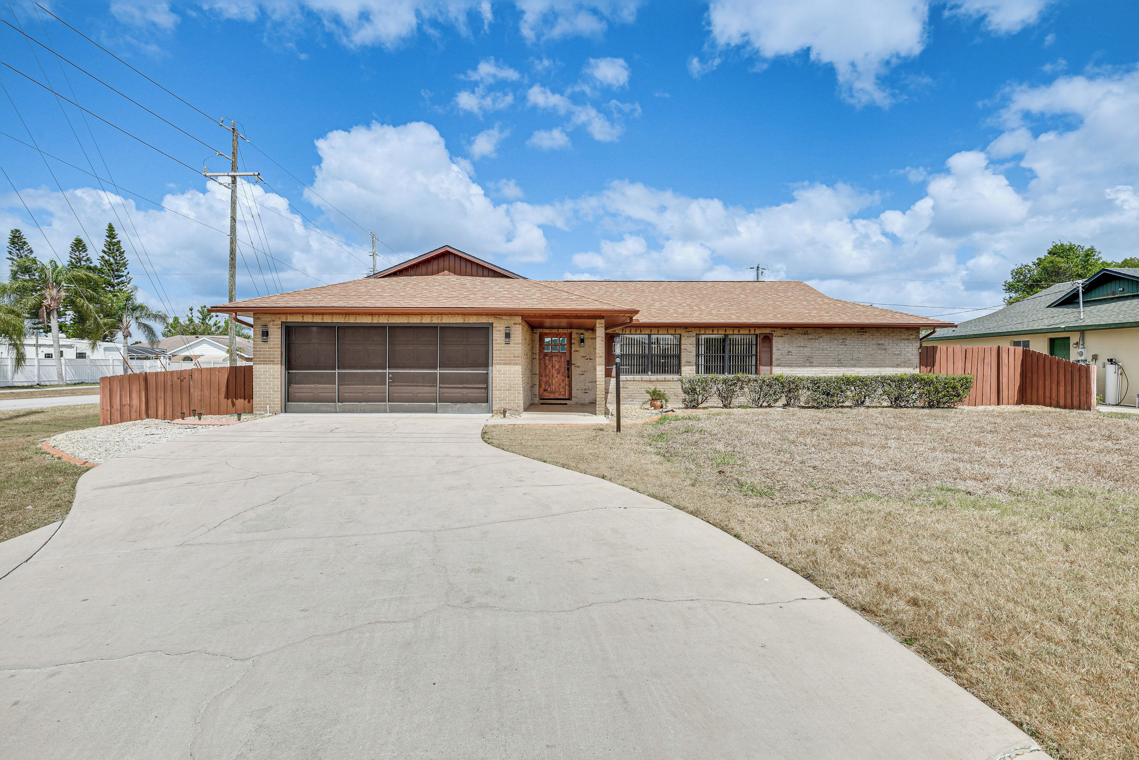 House (5 Bedrooms) | Interior