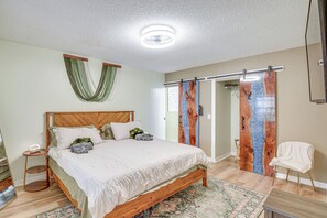 Interior - 6 Mi to Gemini Springs Park: Chic Home w/ Pool! (Deltona)