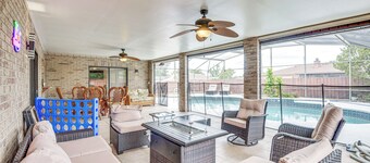 距雙子泉公園6英里：時尚泳池之家  