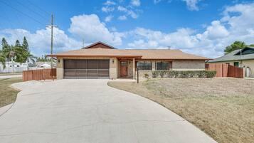 House (5 Bedrooms) | Interior