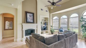 House (4 Bedrooms) | Living area | TV