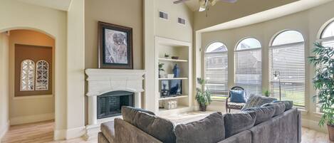 Casa (4 Bedrooms) | Área de sala de estar | Televisión