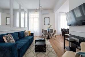 2 bedrooms - Gorgeous & Bright 2BR Condos - Steps From Old Town (Bucharest)
