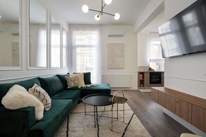 2 bedrooms - Gorgeous & Bright 2BR Condos - Steps From Old Town (Bucharest)