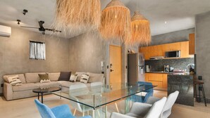 Room - Prime 5th Ave Stay - 4BR With King Beds City Views (Playa del Carmen)