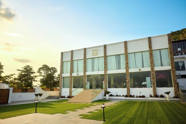 Front of property - Abram Hills Hotel Ltd (Koforidua)